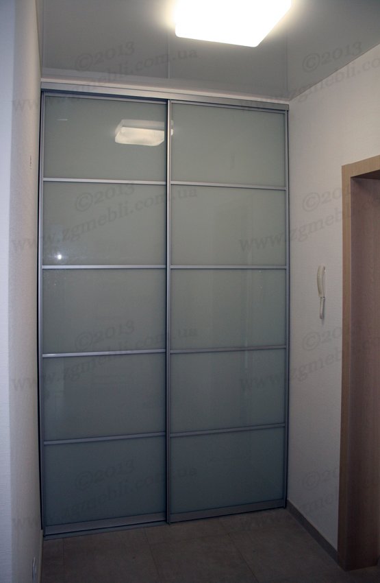 sliding door closet with painted glass