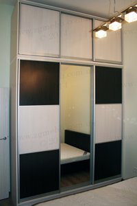 sliding door closet with mirror panels
